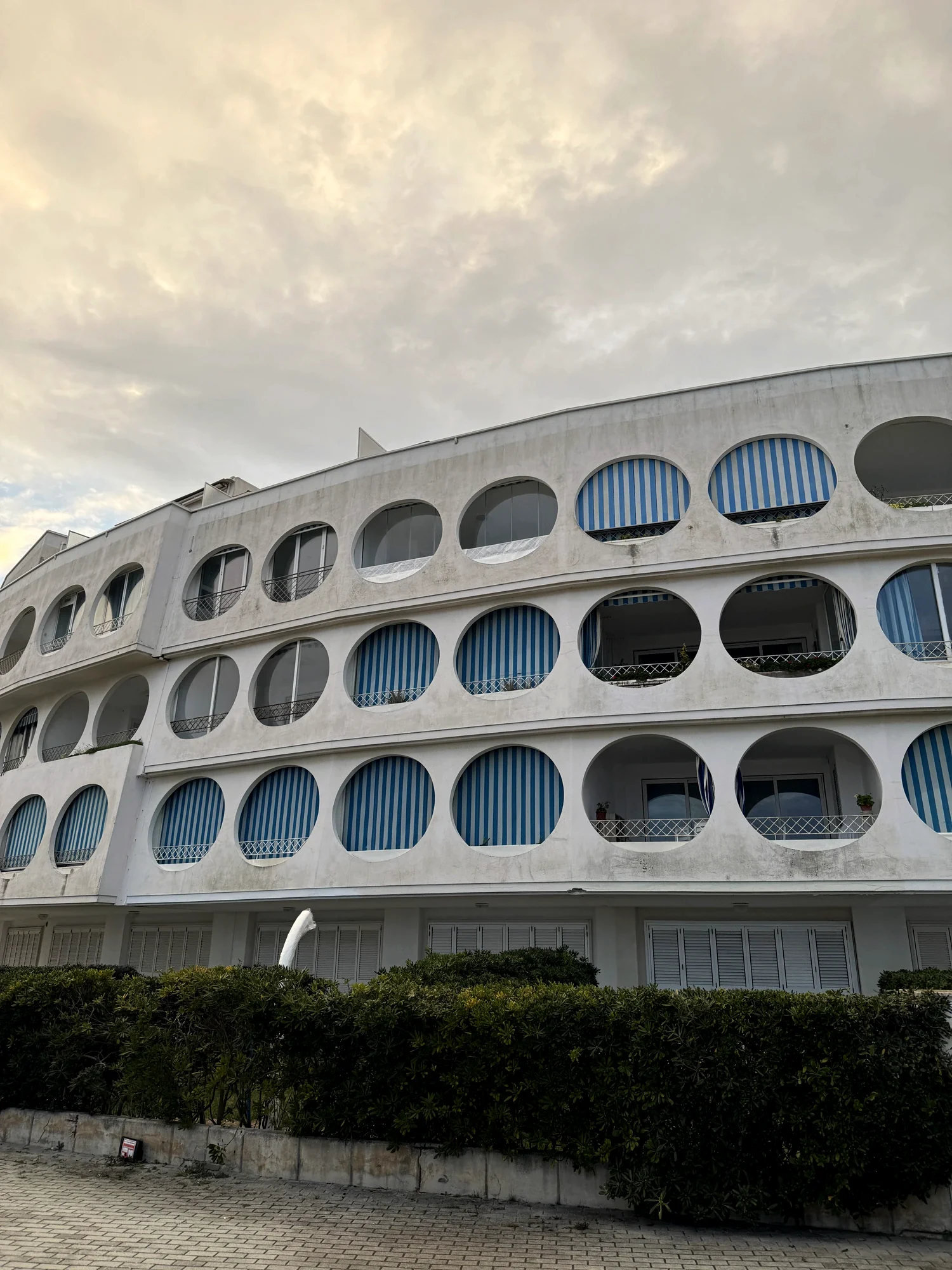 Residenza sul Mare — Vetrate Panoramiche nelle Aperture Circolari — 2