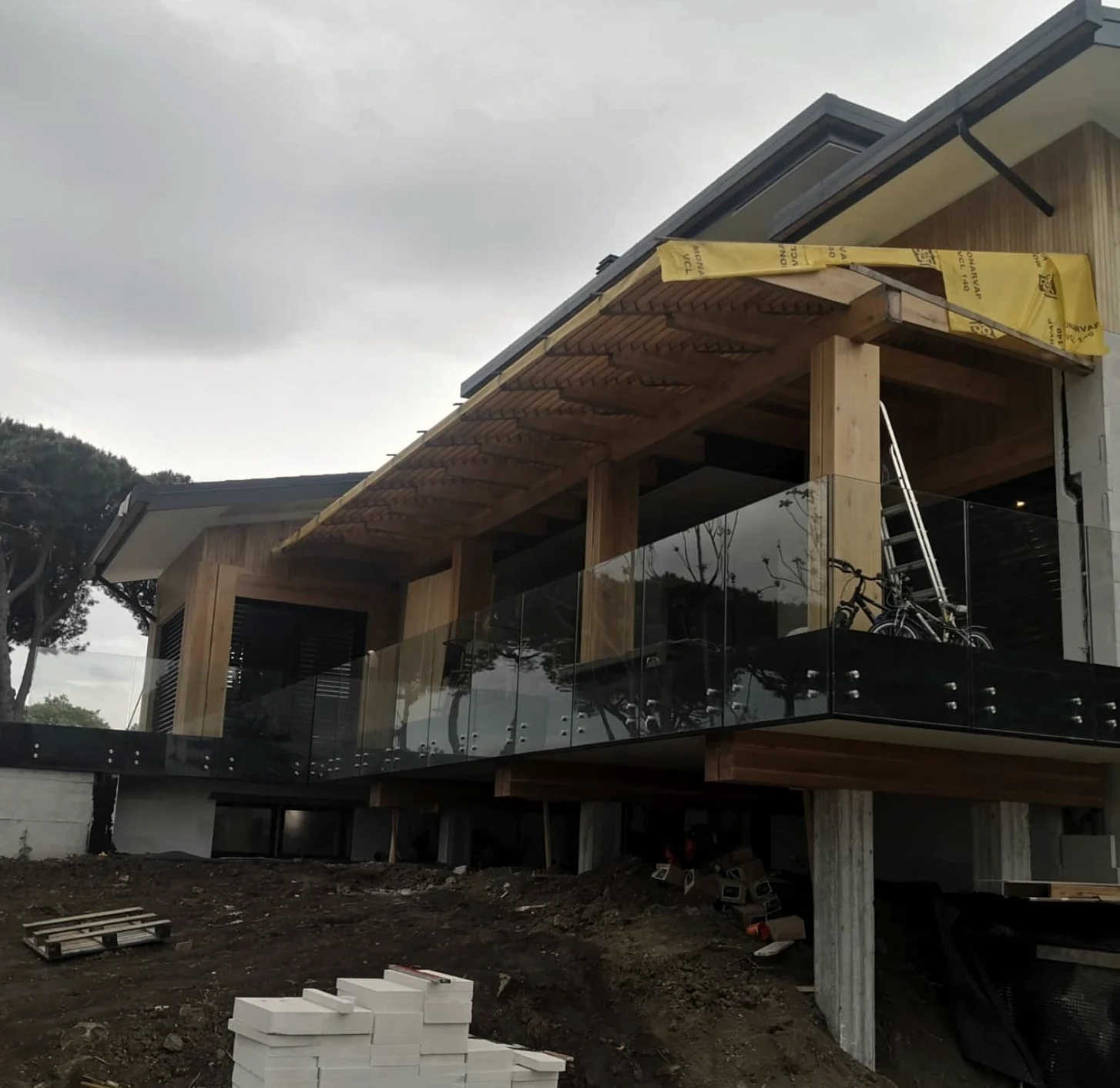 Villa in Legno — Balaustra in Vetro con Fissaggi Puntuali — 2