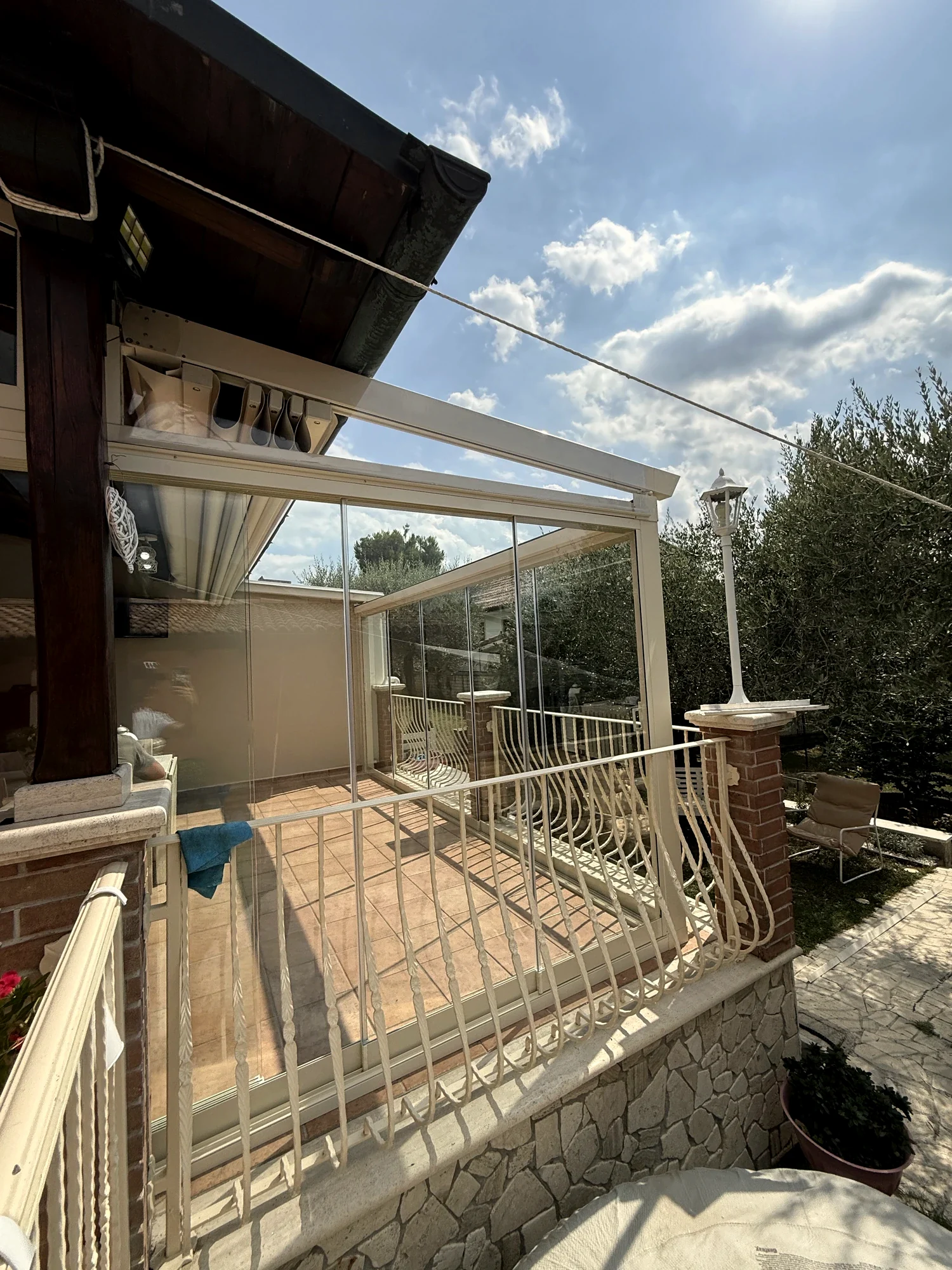 Attico — Chiusura in Vetro della Terrazza sotto la Pergola in Bambù — 2