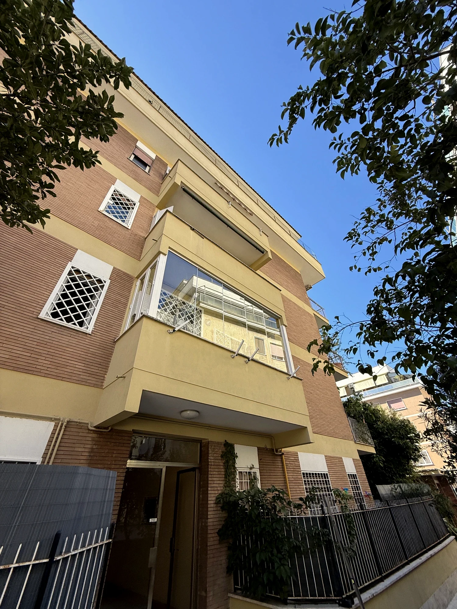Palazzina Residenziale — Chiusura Balcone con Vetrata Panoramica