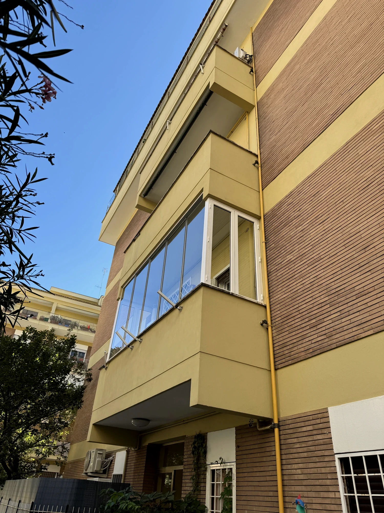 Palazzina Residenziale — Chiusura Balcone con Vetrata Panoramica — 2