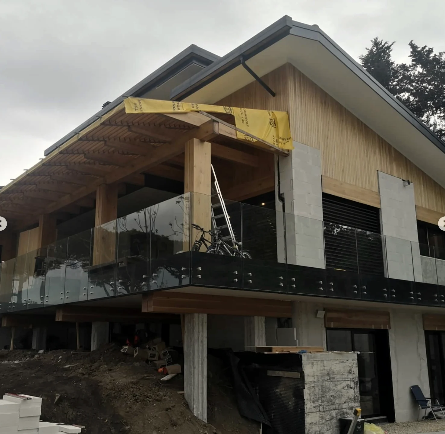 Villa in Legno — Balaustra in Vetro con Fissaggi Puntuali