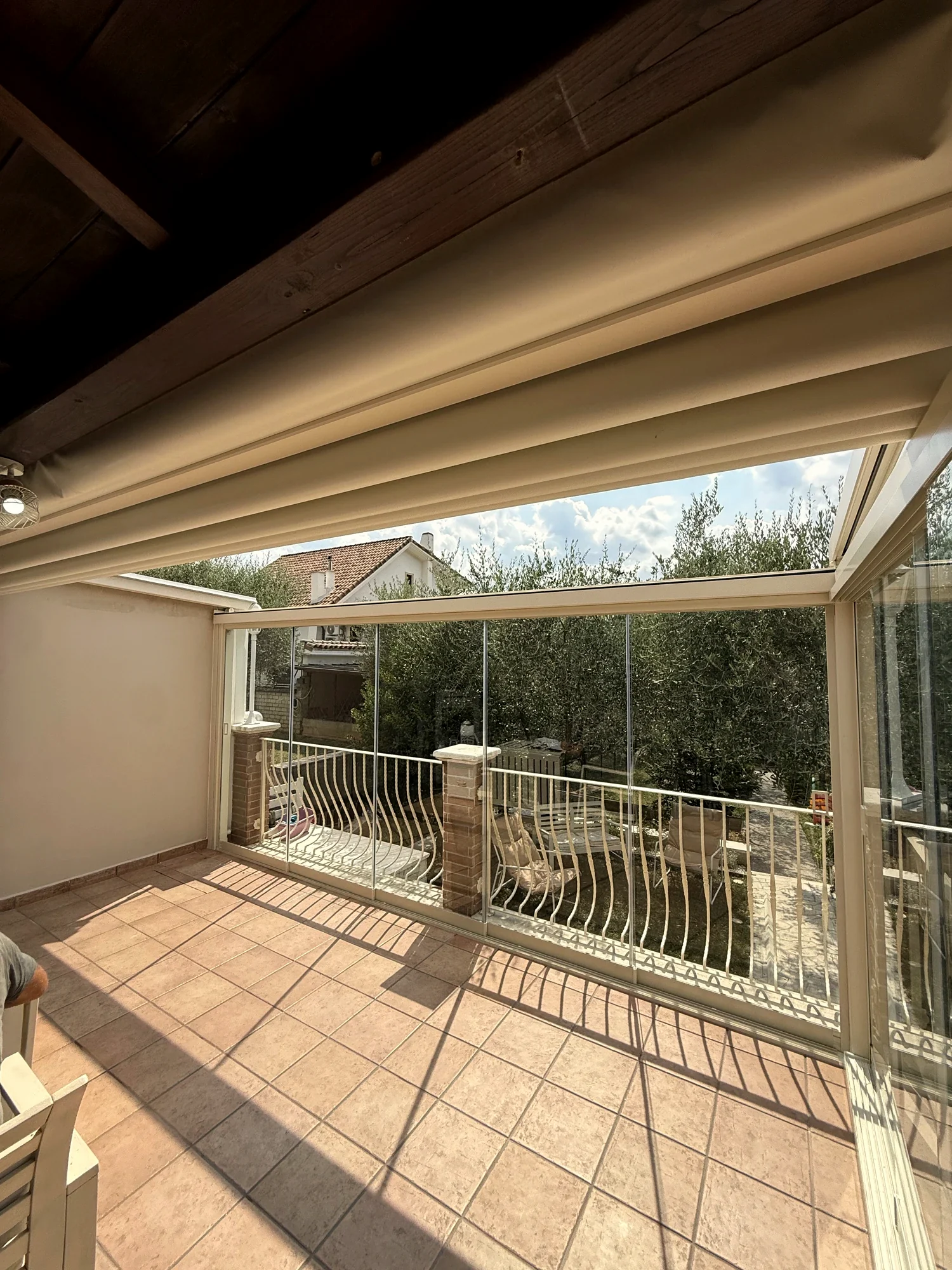 Attico — Chiusura in Vetro della Terrazza sotto la Pergola in Bambù