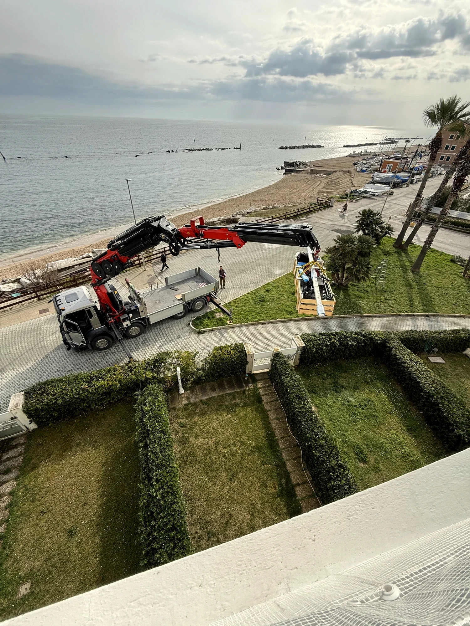 Residenza sul Mare — Vetrate Panoramiche nelle Aperture Circolari — 3